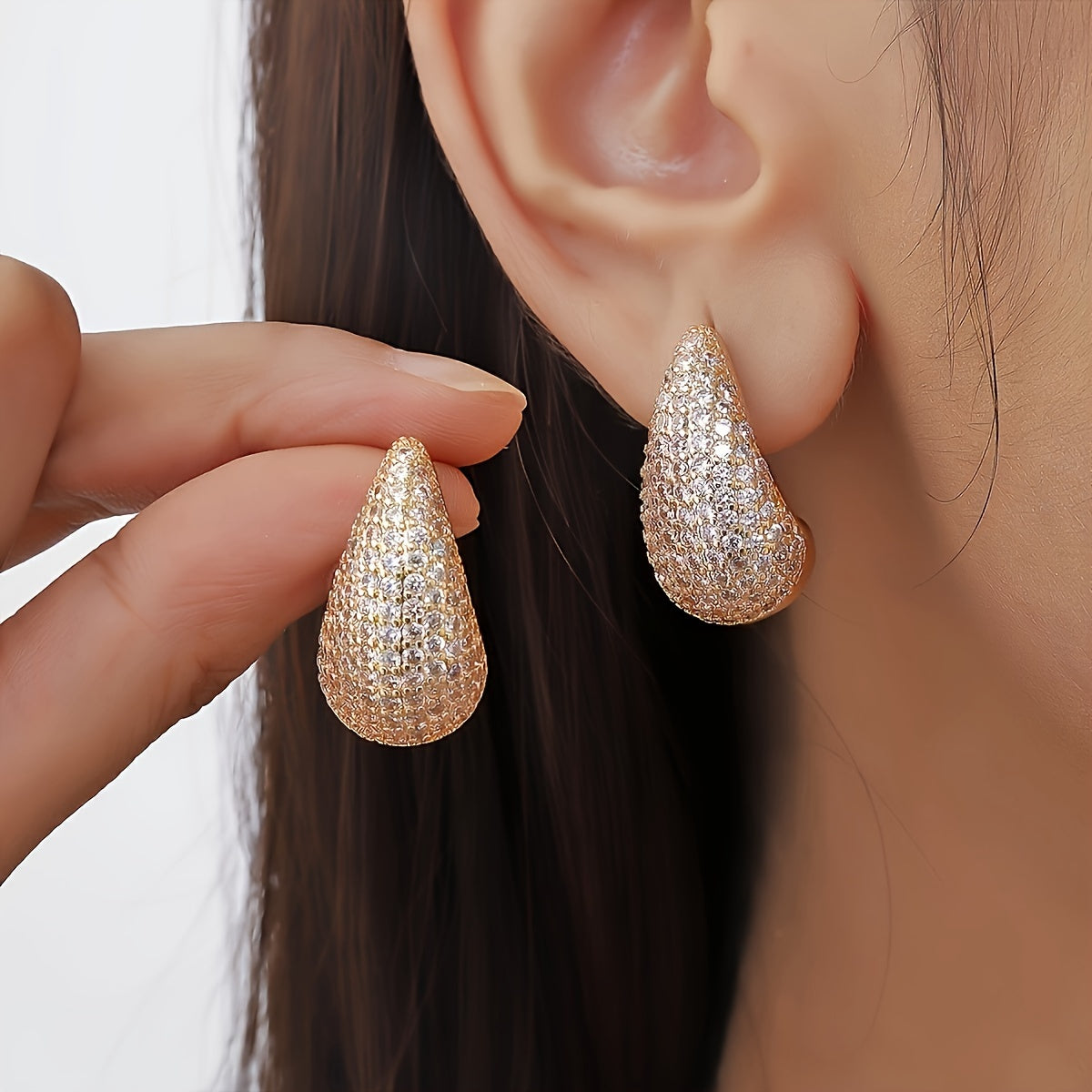A Luxurious Pair Of Geometric Teardrop Earrings, Featuring A Stylish And Sparkling Micro-inlaid Zirconia Copper Design, Exuding A Sense Of High-end European And American Fashion For Daily Parties And Accessories.